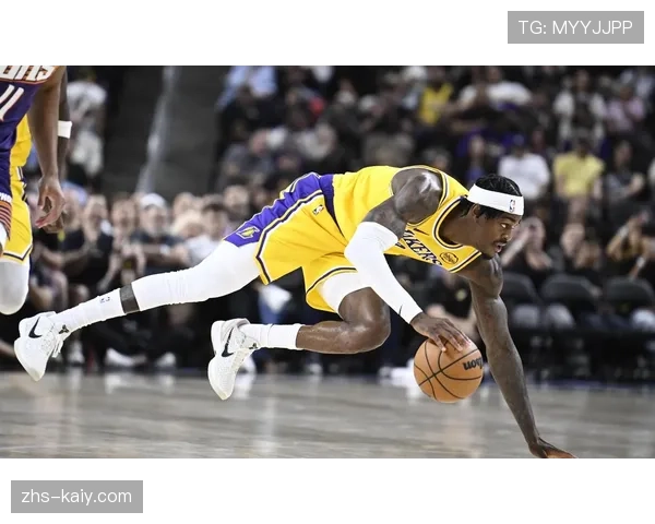 报道：湖人尝试让詹姆斯长时间出任中锋，实验“极致空间”阵容效果