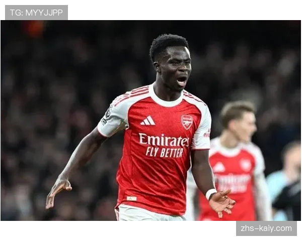 瞬间定格：萨卡在完成一次高速回追防守后累倒在地